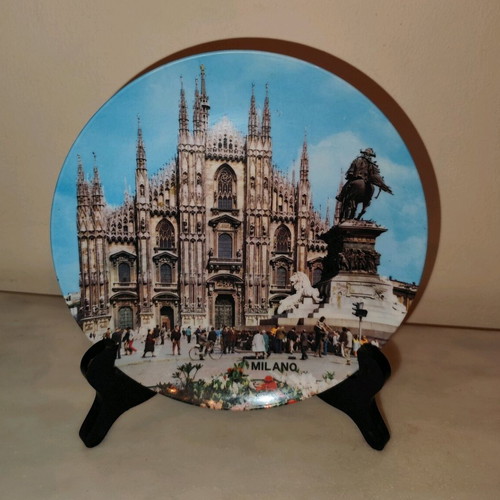 Souvenir plate used with Milan Cathedral depiction