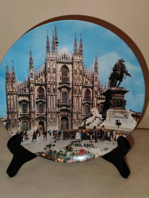 Souvenir plate used with Milan Cathedral depiction
