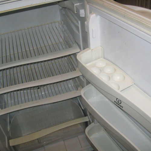 Indesit fridge freezer used, white, 200lt capacity, no frost