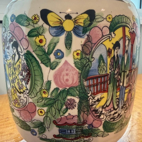 Decorative porcelain vase used with oriental design