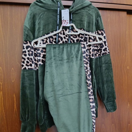 Animal print velour tracksuit set with hood, green