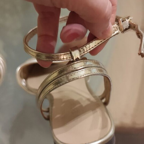 Gold flat sandals size 39 used, comfortable and light