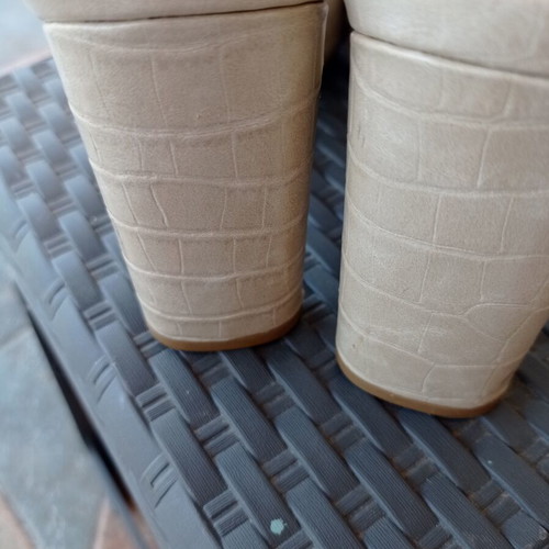 X Freedom Delux Collection women's mules beige crocodile pattern size 40 like new