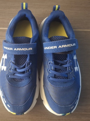Under Armour athletic shoes size 33 new, blue