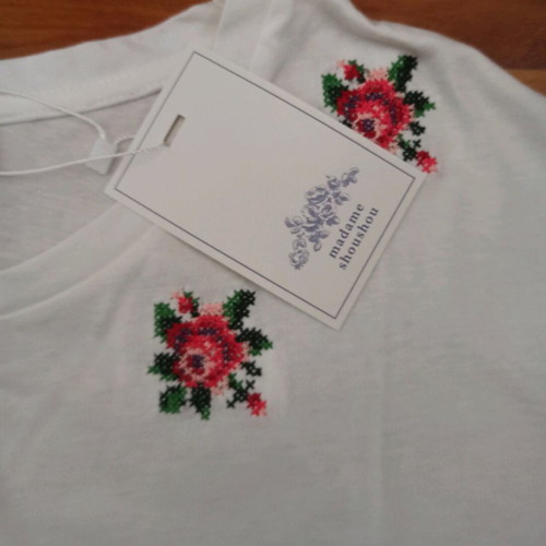 Madame Shoushou Iris t-shirt new, one size, white with embroidered roses