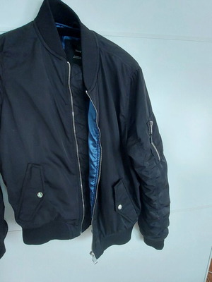 Μπουφάν Bomber Bershka μαύρο με μπλε επένδυση σαν καινούργιο, μέγεθος M