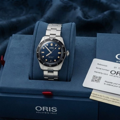 Oris Divers Date 39mm watch, blue dial, ceramic bezel