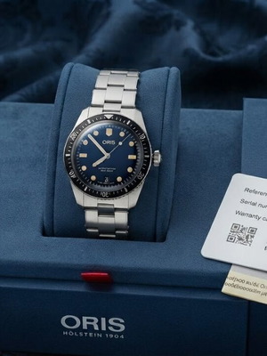 Oris Divers Date 39mm watch, blue dial, ceramic bezel