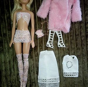 Barbie με ρούχα και αξεσουάρ σε άσπρο και ροζ χρώμα