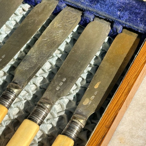 Vintage cutlery set in wooden case like new