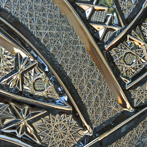 Crystal platter like new with intricate patterns and 28 cm diameter