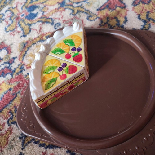 Toy cake used with music and light effects