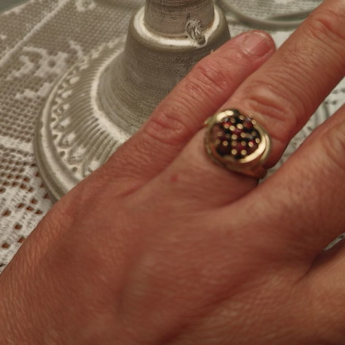 Gold ring with burgundy stones used, vintage flower design, size 44