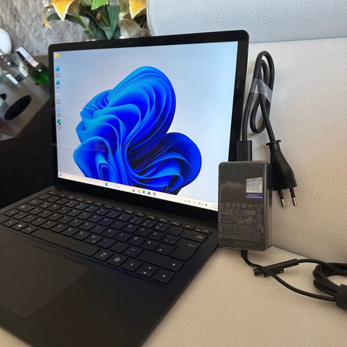 Microsoft Surface Laptop 3 i5-1035G7 16GB 256GB SSD like new