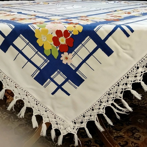 Τραπεζομάντηλο μεταχειρισμένο από καθαρό βαμβάκι με χειροποίητα κρόσσια