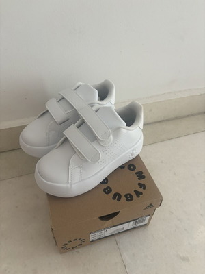 Adidas παιδικά παπούτσια νούμερο 26 καινούργια, άσπρα αθλητικά