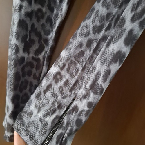 Lynne leggings with snake effect size S like new