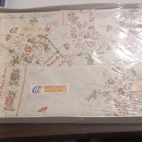 Tablecloth set new with 6 colorful napkins