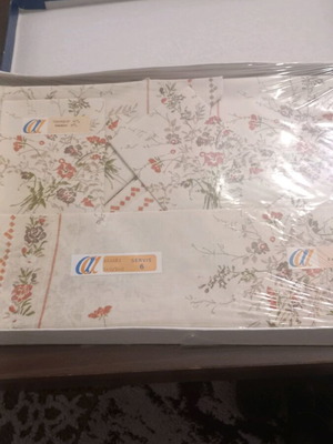 Tablecloth set new with 6 colorful napkins