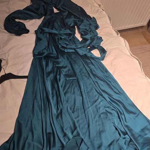 BSB midi dress large new with v-neck and sleeves