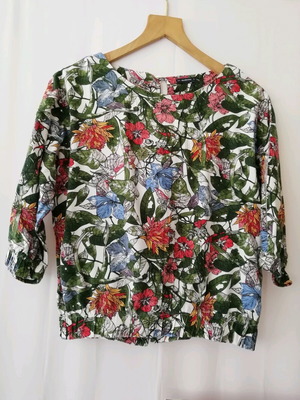 Floral blouse like new, size M