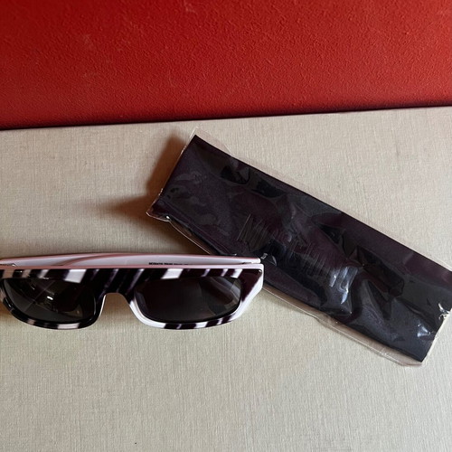 Moschino γυαλιά ηλίου like new, unisex, ορθογώνια, άσπρο και μαύρο