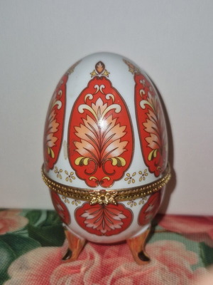 Limoge porcelain decorative egg like new