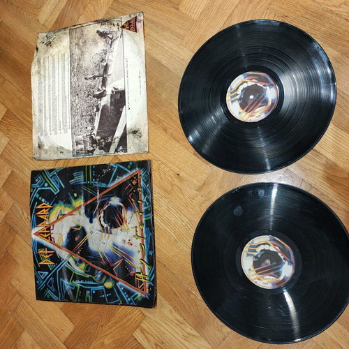 Def Leppard Hysteria vinyl used, sleeve in poor condition