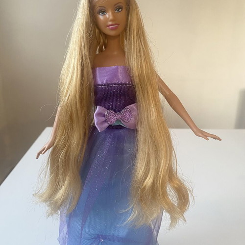 Cut n Style Rapunzel doll like new 2008