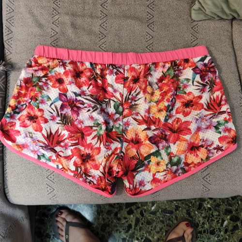 Calzedonia shorts like new, size large, pink multicolor