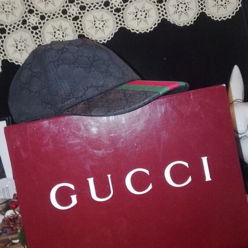 Gucci hat used, size S, black with box and bag