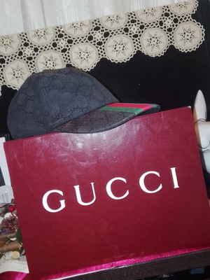 Gucci hat used, size S, black with box and bag