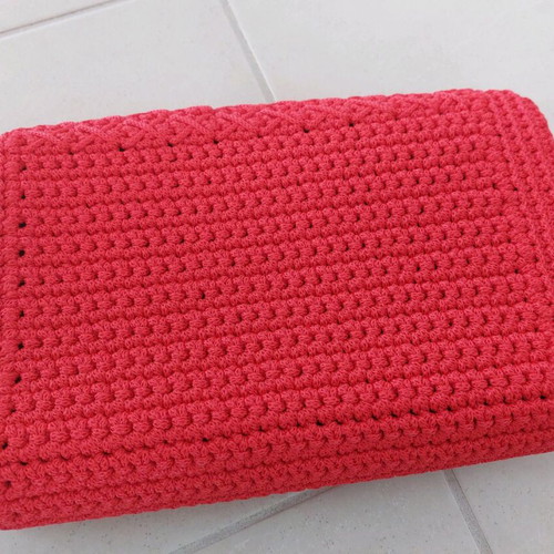 Handmade red knitted shoulder bag with chain and inner pocket