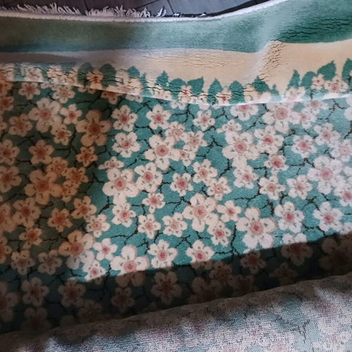 Rug 2.00x3.00 like new with mint-colored almond blossoms