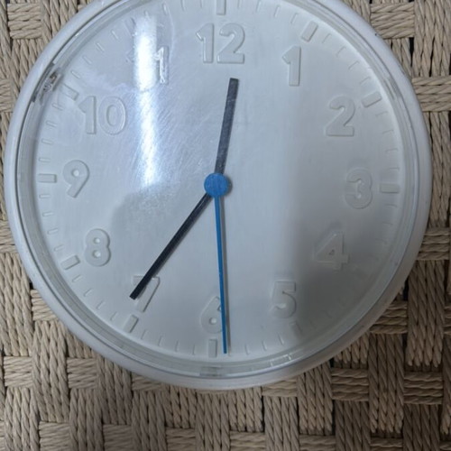 White wall clock like new, 20cm diameter, analog
