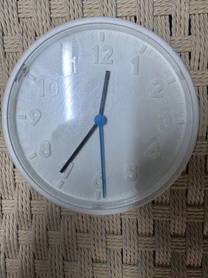 White wall clock like new, 20cm diameter, analog