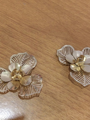 Flower-shaped earrings new