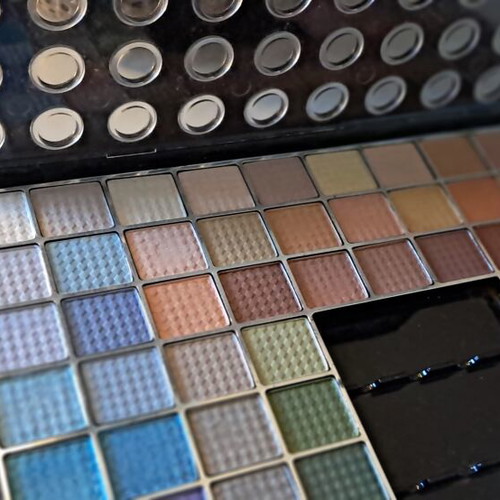 Eyeshadow palette with 98 shades like new