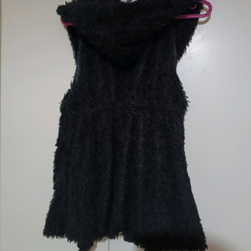 Sleeveless jacket like new, black with hood and ruffles