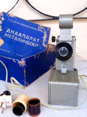 Παιδικός κινηματογράφος καινούργιος από βακελίτη με δύο μεταγλωττισμένες ταινίες