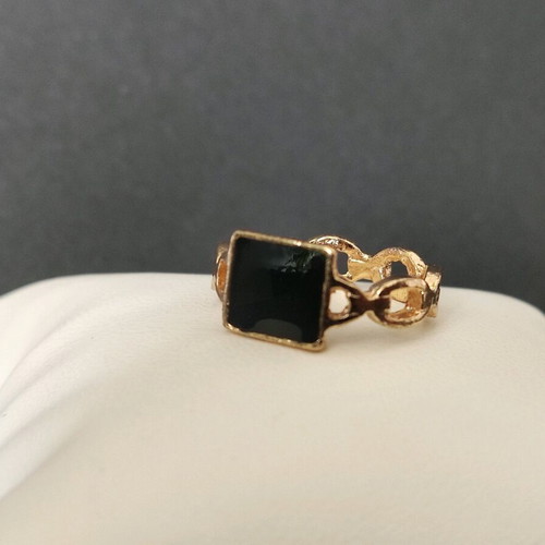 Women's ring like new, gold color with large black decorative stone