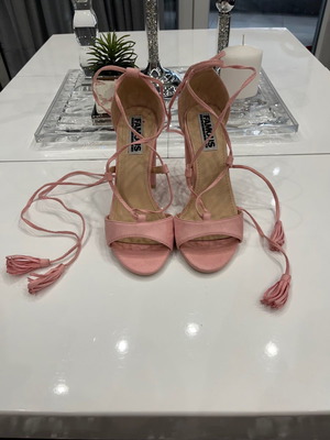 Πέδιλα Famous Shoes ροζ καινούργια, μέγεθος 38 με λουράκια