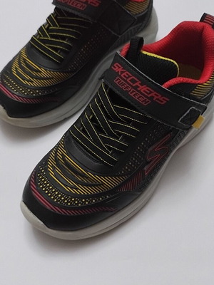 Παιδικά παπούτσια Skechers αθλητικά, μέγεθος 32, σαν καινούργια, μαύρο και κόκκινο