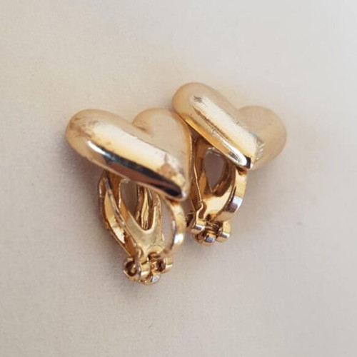 Clip-on earrings used with some imperfections