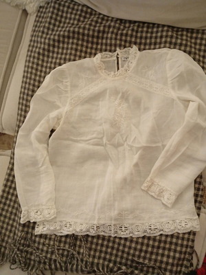 Zara blouse with embroidery and lace, like new, size M