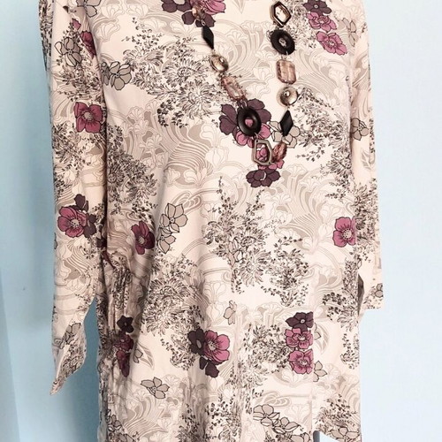 Silhouette women's blouse with floral print and necklace like new