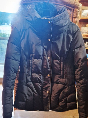 Zara jacket used, warm with zipper and gold buttons, size S