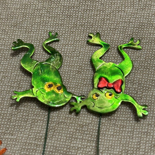 Dangling earrings with frogs like new, green