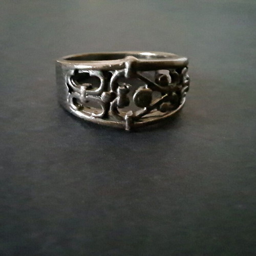 Metal ring like new with intricate decorative pattern