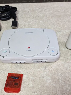 Sony Playstation PSone SCPH-102 πλήρης σαν καινούργιο με ένα παιχνίδι δισκάκι